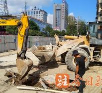 美女靠逼网站高温下的坚守｜道路建设者用汗水铺就畅通路